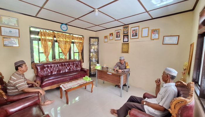 Bhabinkamtibmas Polsek Majauleng Polres Wajo Mediasi Warganya Yang Berselisih Paham