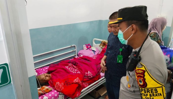 Kapolres Palopo Jenguk Korban Longsor Bastem dirumah Sakit