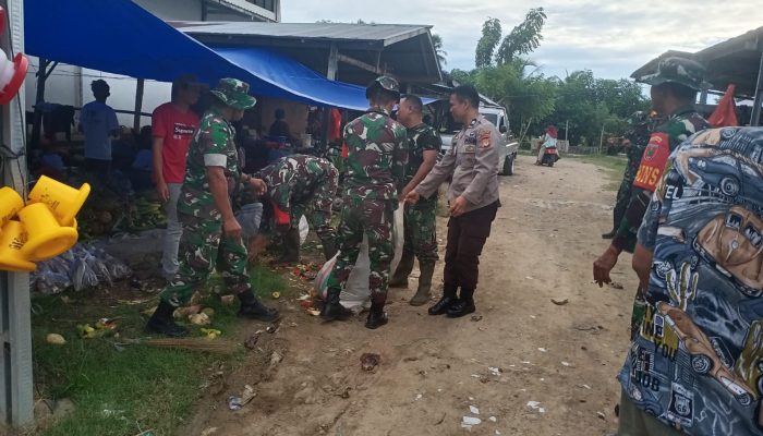 Personel Polsek Sajoanging bersama Anggota Koramil Melakukan Kerja Bakti di Pasar Jalang