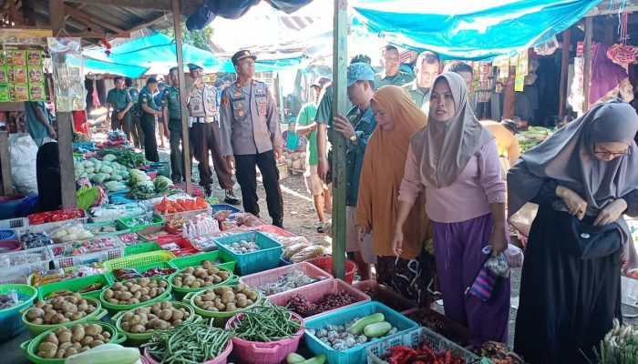Pastikan Sembako Tersedia jelang Bulan Puasa, Kapolsek Tamalatea Polres Jeneponto Cek Langsung di Pasar