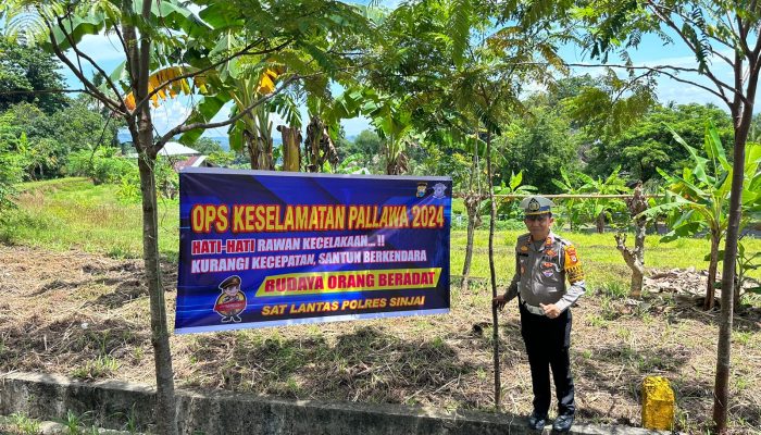 Sat Lantas Polres Sinjai Pasang Spanduk Keselamatan : Langkah Proaktif Mencegah Kecelakaan Lalu Lintas
