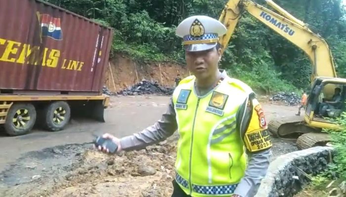 Satlantas Polres Maros Berhasil Evakuasi Mobil Tronton yang Terjebak di Jalan Poros Kappang Maros