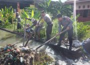 Wujudkan Kepedulian Lingkungan, Wakapolres Sidrap Bersama Warga Bersihkan Tumpukan Sampah Irigasi