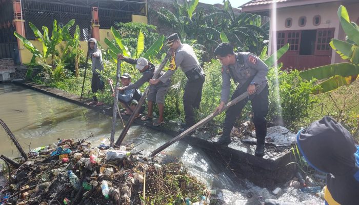 Wujudkan Kepedulian Lingkungan, Wakapolres Sidrap Bersama Warga Bersihkan Tumpukan Sampah Irigasi