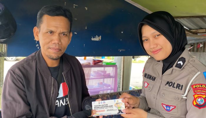 Polwan Cantik di Mamuju Bagi-bagi Stiker Tertib Berlalu Lintas, Sasarannya Tukang Ojek