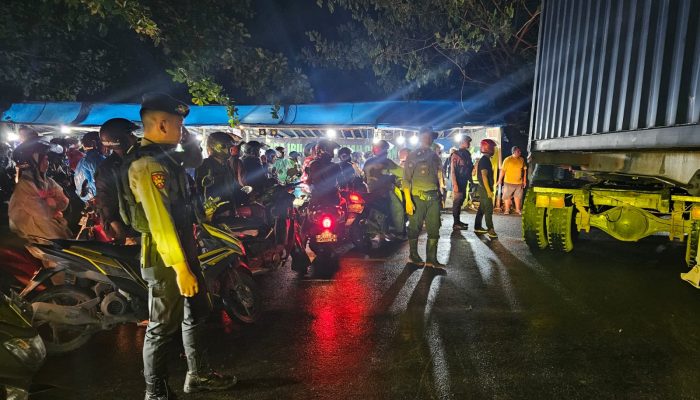 Tim Patroli Perintis Presisi Polres Gowa, urai Kemacetan Akibat Truk Kontainer Mogok di Jalan Poros Panciro
