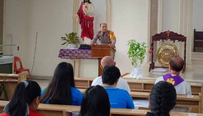 Hari Ke-7 Ops Keselamatan Pallawa 2024, Polisi Sosialisasi Tertib Lalu Lintas Di Lingkungan Gereja