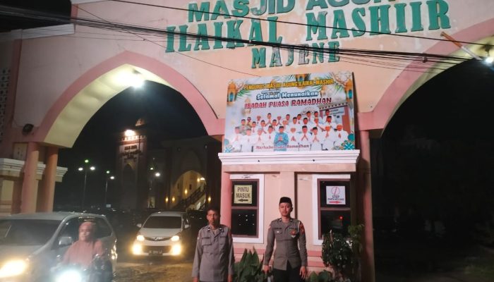 Jamin Keamanan Ibadah Tarwih, Puluhan Personil Polres Majene di Terjunkan Lakukan Pengamanan Masjid