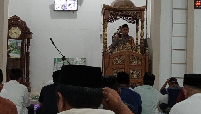 Tarawih Awal Ramadhan, Kapolsek Urban Pitumpanua Bersama Anggota Patroli di Tempat Ibadah