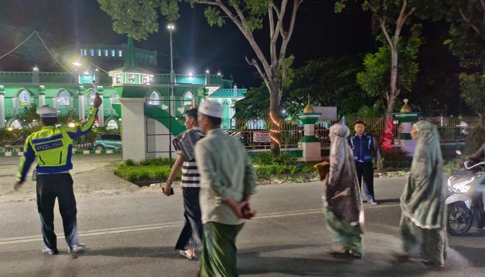 Hadir di Tengah Jama’ah Tarawih, Sat Lantas Polres Sidrap Gatur Lalin di Depan Masjid