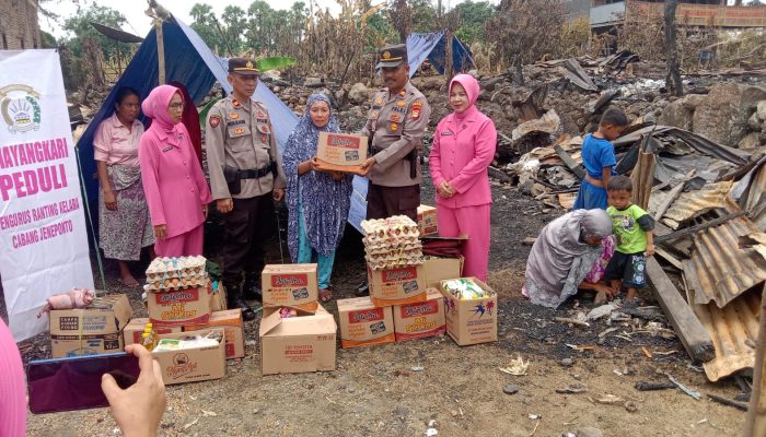 Bantu Warga Korban Kebakaran, AKBP Budi Hidayat : Wujud Kepedulian Polri Kepada Masyarakat