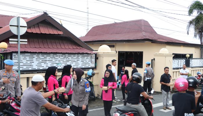 Kasat Intelkam Polres Soppeng Bersama Personil dan Bhayangkari Bagi Takjil Jelang buka Puasa