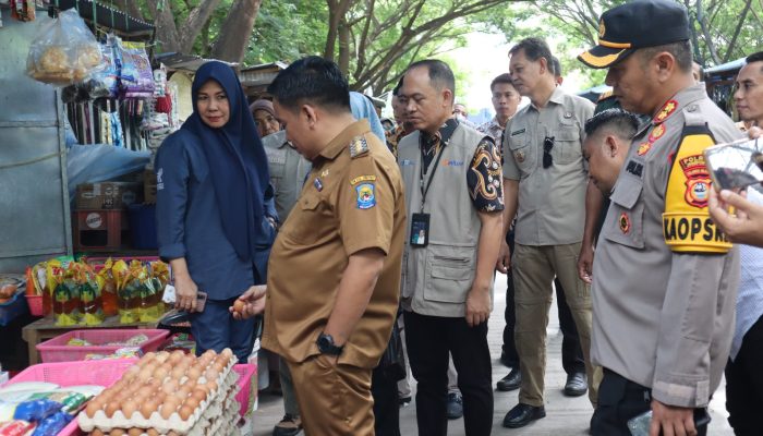 Cek Harga Sembako, Pj. Bupati Bersama Kapolres Jeneponto serta Forkompimda Tinjau Pasar Sentral Karissa