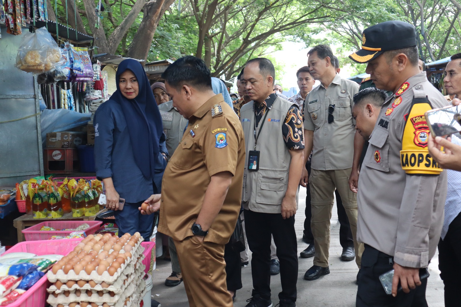Cek Harga Sembako, Pj. Bupati Bersama Kapolres Jeneponto serta Forkompimda Tinjau Pasar Sentral Karissa