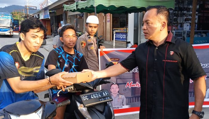 Tebar kebaikan, Ditresnarkoba Polda Sulbar Bagi-bagi Takjil di Bulan Ramadan