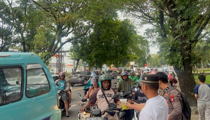 Berkah Ramadhan 1445 H, Polda Sulsel Bagi Takjil Gratis Kepada Masyarakat dan Pengguna Jalan