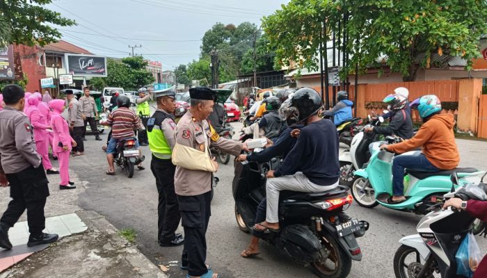 Bhayangkari Polsek Somba Opu Bagikan Ratusan Paket Takjil ke Pengguna Jalan
