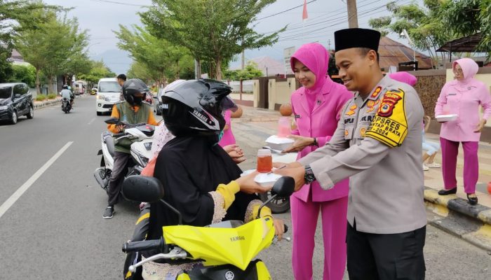 Didampingi Kapolres, Ketua Bhayangkari Cabang Palopo Bagi Takjil Ke Pengguna Jalan