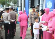 Berkah Ramadhan, Kapolres Soppeng Bersama Ketua Bhayangkari Bagi Takjil