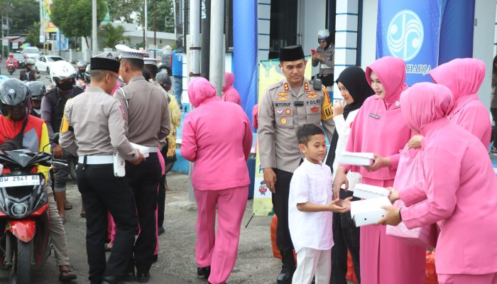 Berkah Ramadhan, Kapolres Soppeng Bersama Ketua Bhayangkari Bagi Takjil