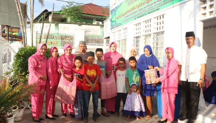 Ketua Bhayangkari Cabang Soppeng Bersama Pengurus Bagi Takjil Jelang Buka Puasa