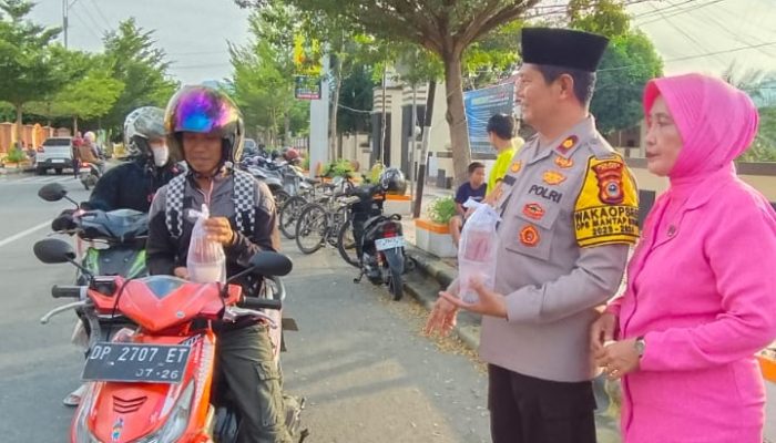 Pengurus Bhayangkari Cabang Palopo Bagi Takjil Jelang Buka Puasa