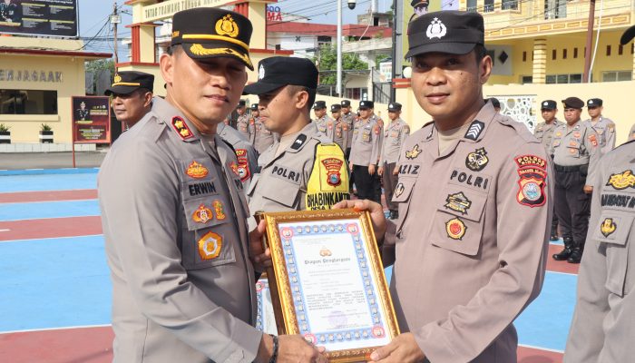 Kapolres Sidrap Ganjar Penghargaan 6 Personilnya yang Berprestasi