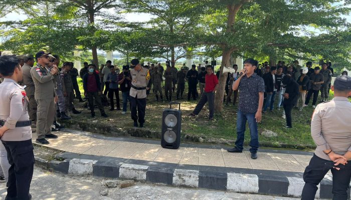 Personel Polresta Mamuju Kawal Aksi Unras yang dilakukan 3 kelompok Massa Berbeda