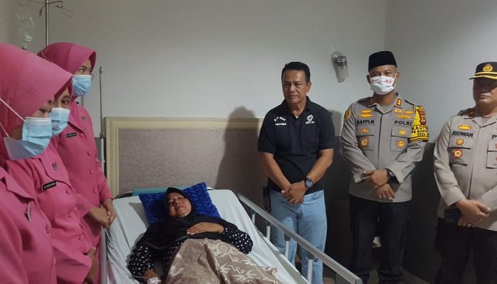 Kapolres Palopo Bersama Ketua Bhayangkari Besuk Anggota Bhayangkari di Rumah Sakit
