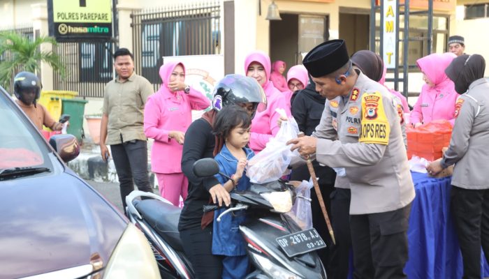 Kapolres Pare-Pare Bersama Ketua Bhayangkari Bagi Takjil Jelang Buka Puasa
