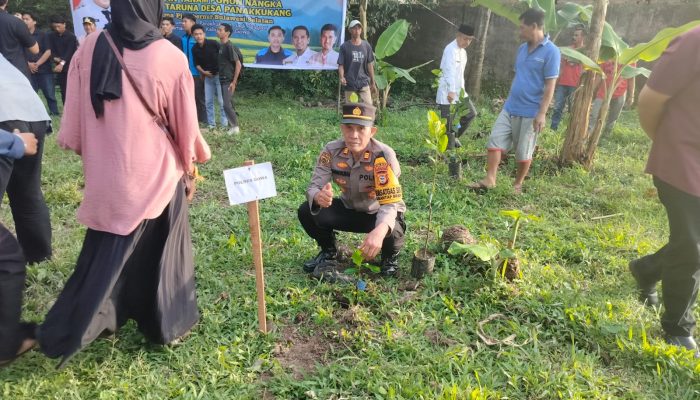 Wakili Kapolres Gowa, Kapolsek Pallangga Hadiri Penyerahan Bibit Nangka dan Penanaman Pohon Nangka Madu oleh Pj. Gubernur Sulsel
