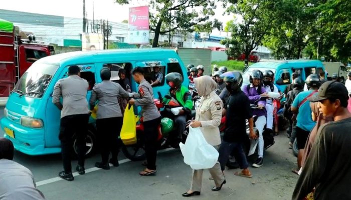 Hari ke 7 Ramadhan 1445 H, Biro SDM Polda Sulsel Bagi Takjil Buka Puasa