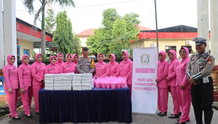 Tebar Keberkahan Ramadhan, Ketua Bhayangkari Cabang Jeneponto Bagi Takjil Jelang Buka Puasa