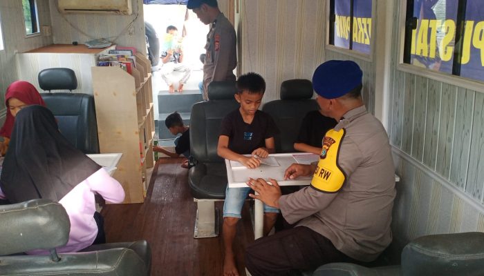 Perpustakaan Terapung Ditpolairud Polda Sulbar Jadi Solusi Literasi dan Wahana Bermain yang Ramai Diminati Anak-anak