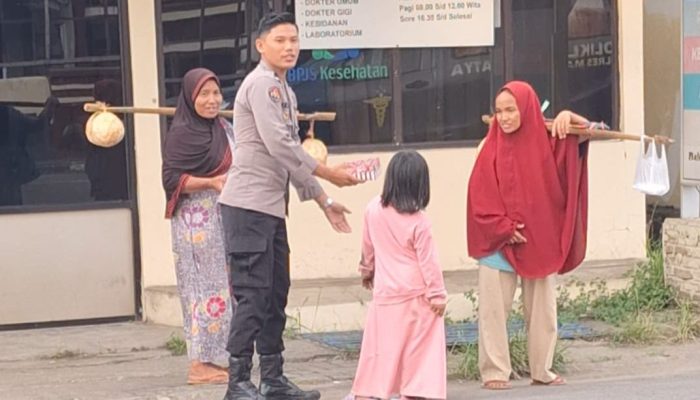 Personel Piket Mako Polresta Mamuju Rutin Bagi takjil Di Jalan Raya