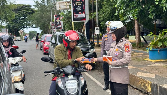 Satlantas Polres Bone Bagi-Bagi Takjil Sambil Sosialisasi Tertib Berlalu Lintas