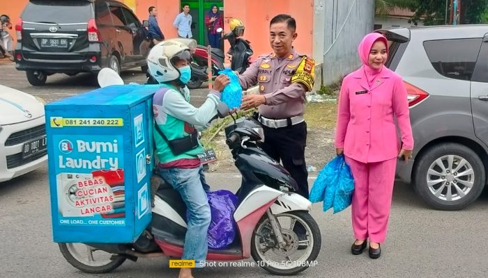 Kasat Lantas Polres Palopo Bersama Bhayangkari Bagi Takjil Ke Pengendara