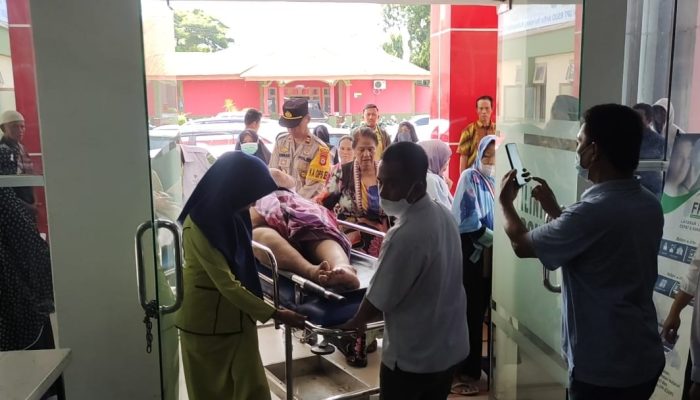 Personil Polsek Watang Pulu Bantu Evakuasi Penderita Obesitas di Sidrap