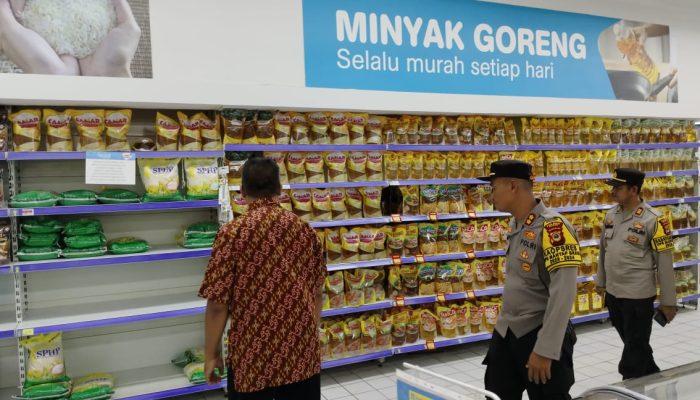 Kapolres Pimpin Pengecekan Ketersediaan Barang Pokok di Beberapa Gudang di Palopo