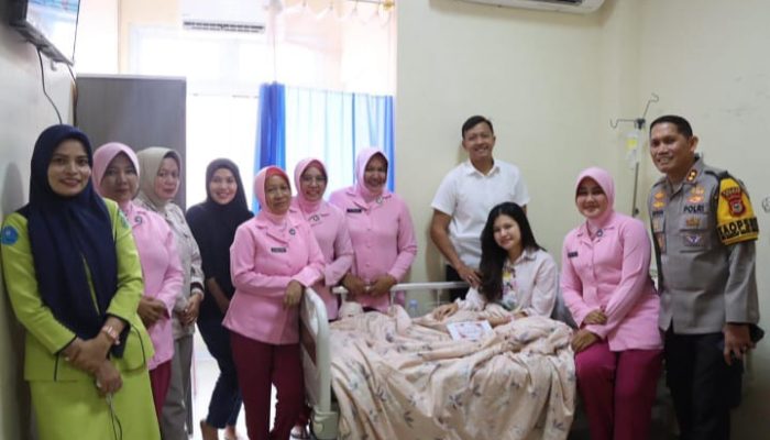 Kapolres Sidrap bersama Ketua Bhayangkari Besuk Salah Satu Pengurus Yang Sedang di Rawat di Rumah Sakit