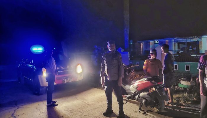 Antisipasi Gangguan Kamtibmas di Wilayah Hukumnya, Kapolsek Bola Polres Wajo Pimpin Patroli Blue Light