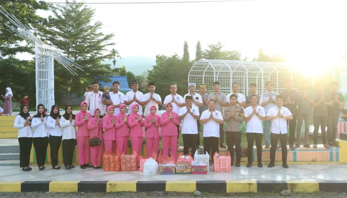 Pimpin Pembagian Takjil , Kasat Reskrim Polres Soppeng : Wujud Kepedulian Terhadap Sesama