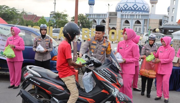 Polres Luwu dan Bhayangkari Ngabuburit Dengan Berbagi Takjil