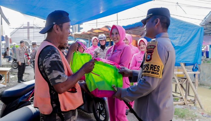 Indahnya Ramadhan, Kapolres Pinrang Bagikan Takjil Gratis dan Sembako