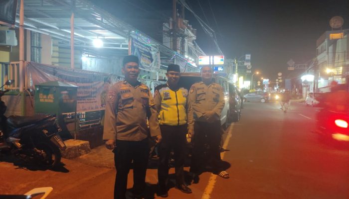 Berikan Rasa Aman Dan Khusuk Saat Jamaah Masjid Nurul Iman Beribadah, Personel Polsek Mamuju Gelar PAM Rutin