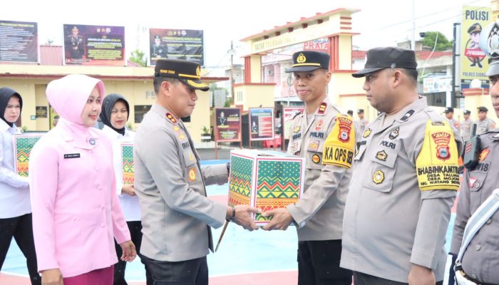 Kapolres Sidrap Bersama Ketua Bhayangkari Bagikan Paket Lebaran ke Personel