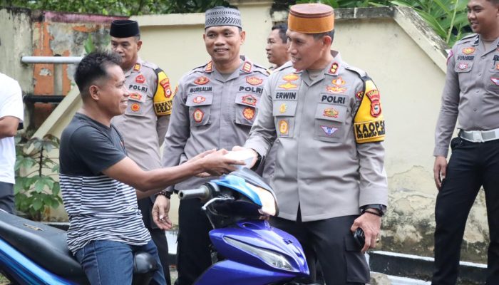 Kapolres Sidrap Bersama Ketua Bhayangkari Bagi Takjil Kepada Masyarakat di Kecamatan Baranti
