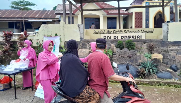 Personel Polsek Tombolopao dan Bhayangkari Bagikan Takjil Buka Puasa di Depan Polsek