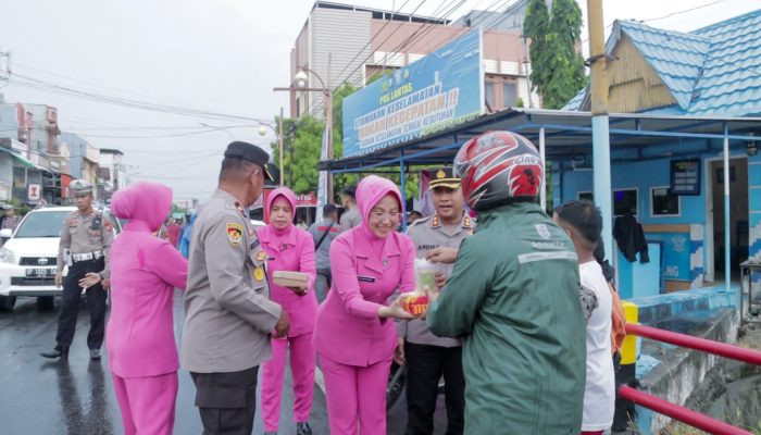 Bersama Kapolres, Ketua Bhayangkari Cabang Pinrang Bagi Takjil Ke Pengguna Jalan