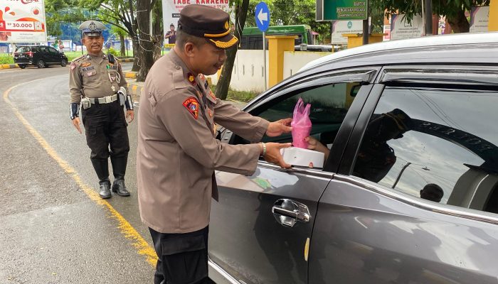 Menjelang Buka Puasa Bhayangkari Cabang Jeneponto Bagi-Bagi Takjil Gratis ke Pengguna Jalan